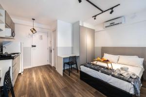 1 dormitorio con cama y escritorio. en MA12 - Aconchego Próximo à Estação da Luz: Seu Refúgio na Cidade!, en São Paulo