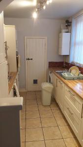 Il comprend une cuisine avec un lavabo et des toilettes. dans l'établissement PEACEFUL PLACE, à Nottingham