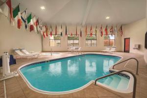 una gran piscina con banderas en un edificio en Radisson Hotel & Conference Center Rockford, en Rockford