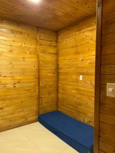 a sauna with a blue bed in a wooden wall at CASA DO BOSQUE in Imbituba +12 photos