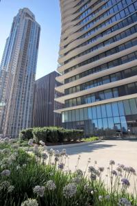 uma vista para uma cidade com edifícios altos em Radisson Blu Aqua Hotel, Chicago em Chicago