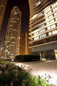 vistas a una ciudad por la noche con edificios altos en Radisson Blu Aqua Hotel, Chicago en Chicago