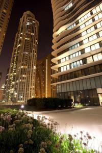 - une vue sur une ville de nuit avec de grands bâtiments dans l'établissement Radisson Blu Aqua Hotel, Chicago, à Chicago