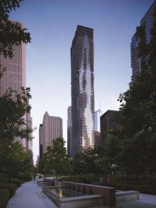فندق راديسون بلو أكوا شيكاغو في شيكاغو: إطلالة على أفق المدينة مع مبنى طويل