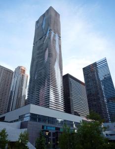 ein hohes Gebäude in einer Stadt mit hohen Gebäuden in der Unterkunft Radisson Blu Aqua Hotel, Chicago in Chicago