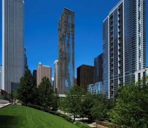 Blick auf die Skyline der Stadt mit hohen Gebäuden in der Unterkunft Radisson Blu Aqua Hotel, Chicago in Chicago