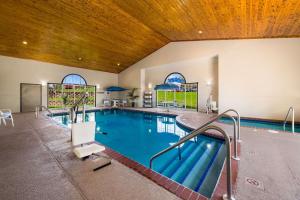 a pool in a building with a swimming pool at Country Inn & Suites by Radisson, Freeport, IL in Freeport