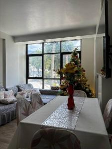 una sala de estar con un árbol de Navidad sobre una mesa en Tu hogar en Abancay, en Abancay