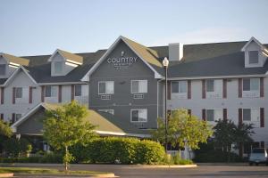 ein Gebäude mit einem Gemeinschaftszeichen auf der Seite in der Unterkunft Country Inn & Suites by Radisson, Gurnee, IL in Gurnee