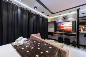 een kamer met een bed en een flatscreen-tv bij MS906 Studio Encantador na Bela Vista in Sao Paulo
