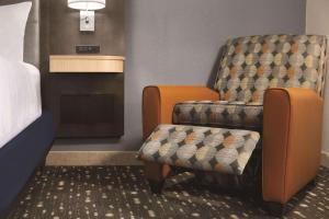 A seating area at Country Inn & Suites by Radisson, Auburn, IN