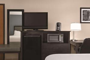 En tv och/eller ett underhållningssystem på Country Inn & Suites by Radisson, Auburn, IN