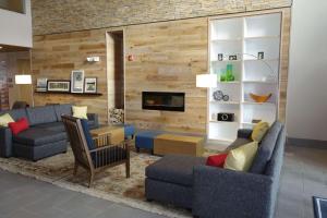 uma sala de estar com dois sofás e uma lareira em Country Inn & Suites by Radisson, Lawrence, KS em Lawrence