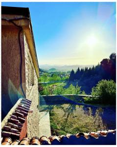 une fenêtre d'un bâtiment avec vue sur un champ dans l'établissement ATGAL Ferme D'hote, à Azrou