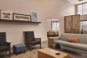 sala de estar con sofá y 2 sillas en Country Inn & Suites by Radisson, London, KY, en London