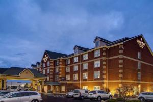 un gran edificio con coches estacionados en un estacionamiento en Country Inn & Suites by Radisson, Cincinnati Airport, KY en Hebron