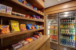 un refrigerador lleno de comida y bebidas en Country Inn & Suites by Radisson, Cincinnati Airport, KY, en Hebron