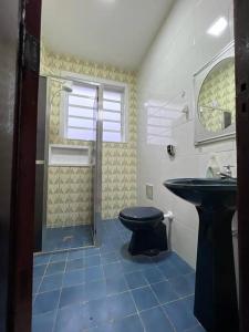 サクアレマにあるRecanto dos Bragaのバスルーム(トイレ、洗面台付)