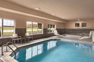 una gran piscina con sillas y una mesa en Country Inn & Suites by Radisson, Georgetown, KY, en Georgetown