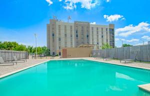 una piscina frente a un hotel en Country Inn & Suites by Radisson, New Orleans I-10 East, LA en Nueva Orleans