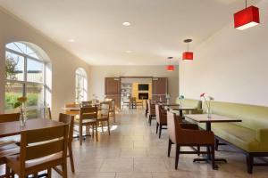 ein Esszimmer mit Tischen und Stühlen in einem Restaurant in der Unterkunft Country Inn & Suites by Radisson, Pineville, LA in Pineville