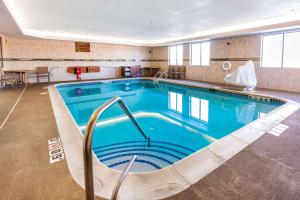 une grande piscine dans un hôtel dans l'établissement Country Inn & Suites by Radisson, South Haven, MI, à South Haven