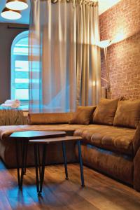 een woonkamer met een bruine bank en een tafel bij Industrial Style 77qm mit Balkon in Herne