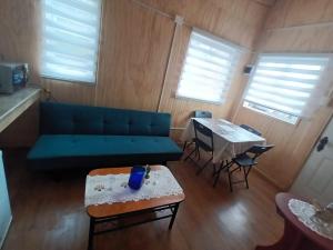 una sala de estar con un sofá y una mesa en Cabaña Balmaceda - Puerto Montt, en Puerto Montt 7 fotos más