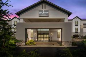 グランビルにあるCountry Inn & Suites by Radisson, Grandville-Grand Rapids West, MIの地域の看板が立つ建物