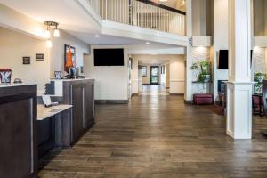 a lobby of a hospital with a reception desk at Country Inn & Suites by Radisson, Grandville-Grand Rapids West, MI in Grandville