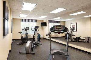 a gym with treadmills and exercise bikes in a room at Country Inn & Suites by Radisson, Shoreview, MN in Mounds View