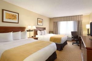 Country Inn & Suites by Radisson, Rochester, MN房間的床