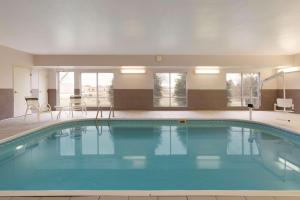 Bazén v ubytovaní Country Inn & Suites by Radisson, Rochester, MN alebo v jeho blízkosti
