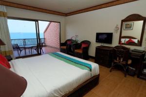 1 dormitorio con 1 cama grande y balcón en Samui Bayview Resort & Spa - SHA Plus en Chaweng Noi Beach