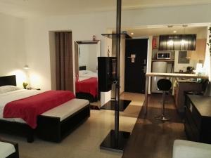 una camera d'albergo con due letti e una cucina di Playa Blanca a Playa Blanca