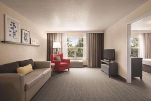 Ruang duduk di Country Inn & Suites by Radisson, Cottage Grove, MN