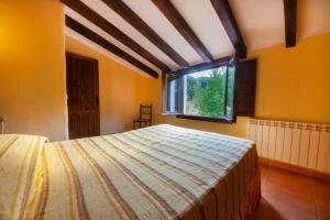 A bed or beds in a room at Villarrobles de Altamira Még 37 kép
