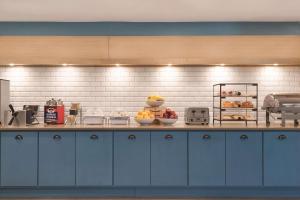 una cucina con bancone e cibo di Country Inn & Suites by Radisson, Northfield, MN a Northfield