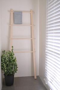 een plank in een kamer met een plant en een raam bij Aginana Villas in san juan la union