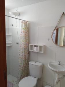uma casa de banho branca com um WC e um lavatório em Apartamento 3/4, 1 suíte Vog Atlântico em Ilhéus