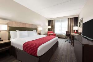 德盧斯的住宿－德盧斯北江山酒店，酒店客房配有一张床、一张书桌和一台电视。