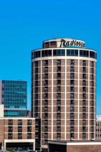 ein Gebäude mit einem Hotelschild darüber in der Unterkunft Radisson Hotel Duluth-Harborview in Duluth