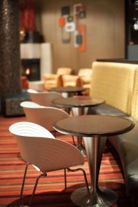 una fila di tavoli e sedie in una stanza di Radisson Hotel Duluth-Harborview a Duluth