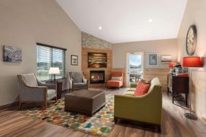 sala de estar con sillas y chimenea en Country Inn & Suites by Radisson, Baxter, MN en Baxter