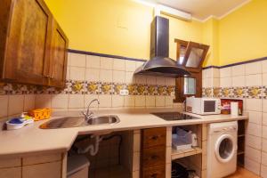 A kitchen or kitchenette at Villarrobles de Altamira