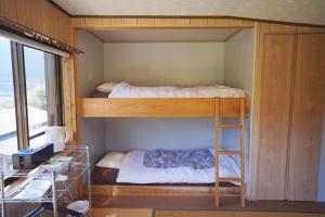 Двох'ярусне ліжко або двоярусні ліжка в номері 農家民宿茶の香