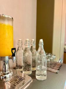 亞庇的住宿－柯達京巴那巴魯國王公園酒店，一组玻璃瓶放在柜台上,并配上一杯饮品