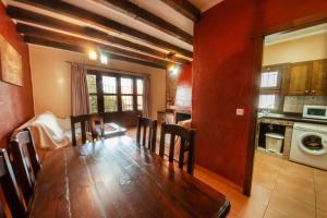 A kitchen or kitchenette at Villarrobles de Altamira