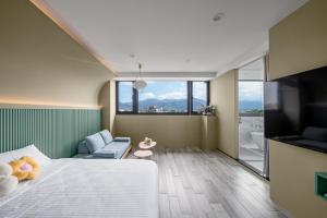TV a/nebo společenská místnost v ubytování 鴝花甜點民宿 QuHua Sweety B&B