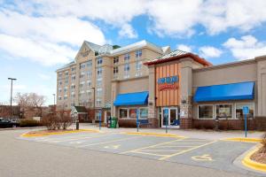 a hotel front of a building with a parking lot at Country Inn & Suites by Radisson, Bloomington at Mall of America, MN in Bloomington